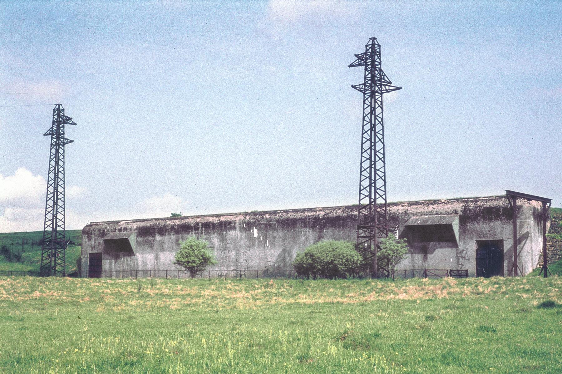 Ligne Maginot - XIVRY CIRCOURT - (Infrastructures électriques) - Photo extérieure en 1975
Les poteaux des arrivées aériennes 65 KV sont encore visibles ainsi que le lorry de manutention à l'extérieur du poste - MANSUY Michel