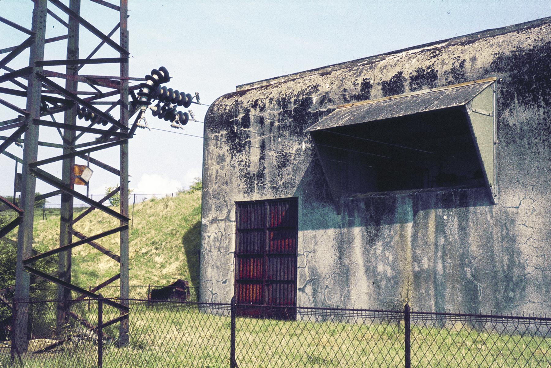 Ligne Maginot - XIVRY CIRCOURT - (Infrastructures électriques) - Photo extérieure en 1975 - MANSUY Michel