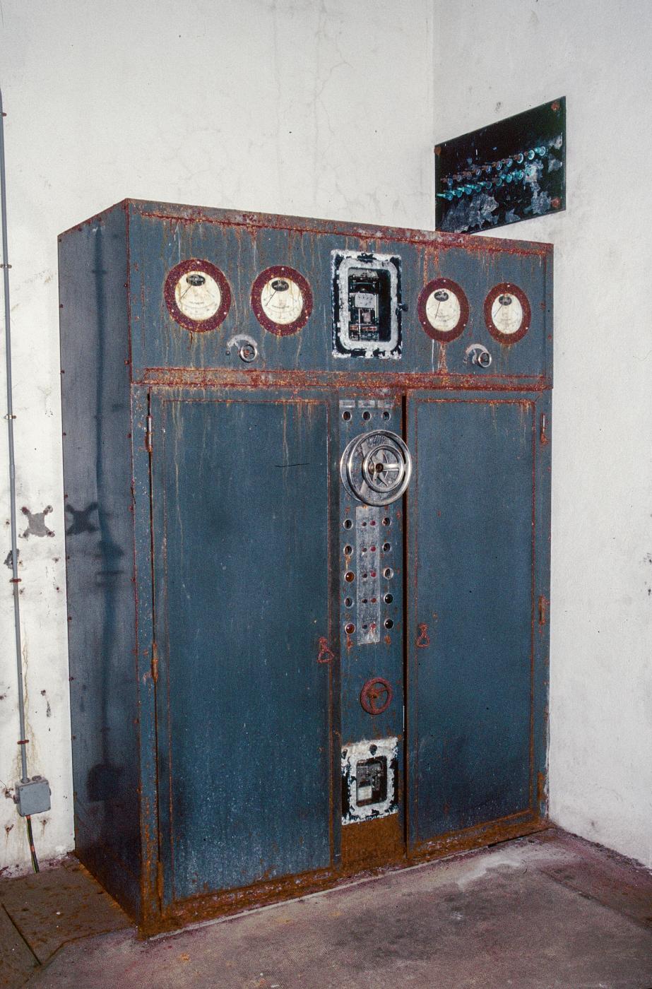 Ligne Maginot - XIVRY CIRCOURT - (Infrastructures électriques) - Armoire de commande des autotransformateurs HTA
Fabrication TRINDEL - MANSUY Michel