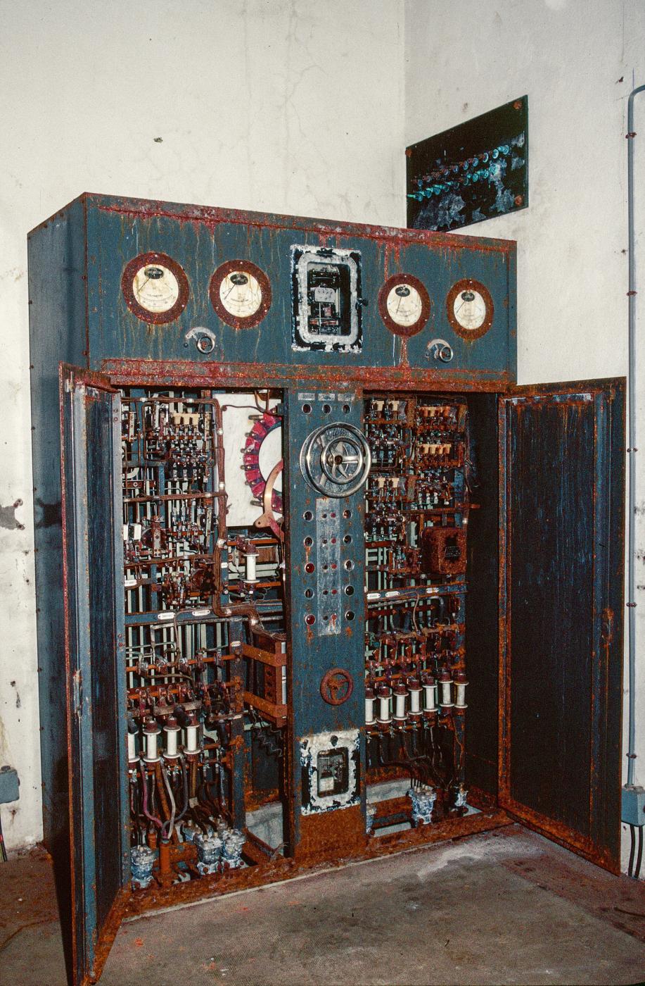 Ligne Maginot - XIVRY CIRCOURT - (Infrastructures électriques) - Armoire de commande des autotransformateurs HTA 
Armoire ouverte
Fabrication TRINDEL - MANSUY Michel