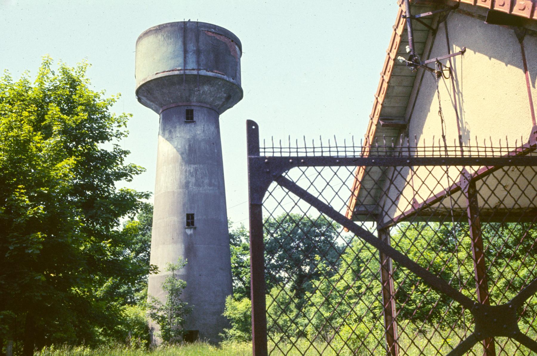 Ligne Maginot - TETING CAMP - (Camp de sureté) - Le château d'eau alimentant le camp
Photo prise en 1989 - Michel Mansuy