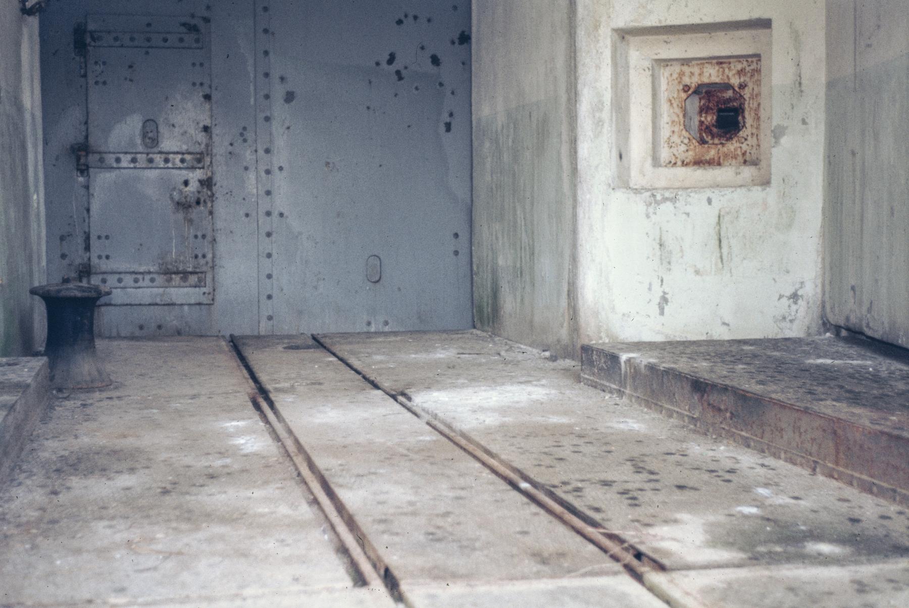 Ligne Maginot - ANZELING - A25 - (Ouvrage d'artillerie) - Entrée munitions
Porte blindée et pont escamotable - MANSUY Michel