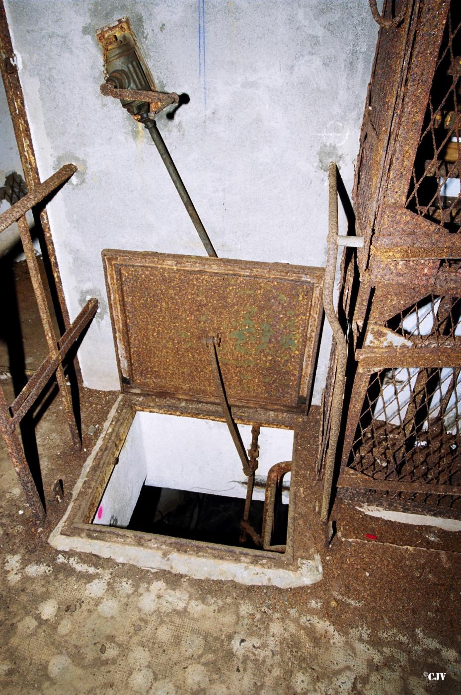 Ligne Maginot - ANZELING - A25 - (Ouvrage d'artillerie) - Entrée des hommes
Passage rapide entre les deux étages - Lia VERMEULEN