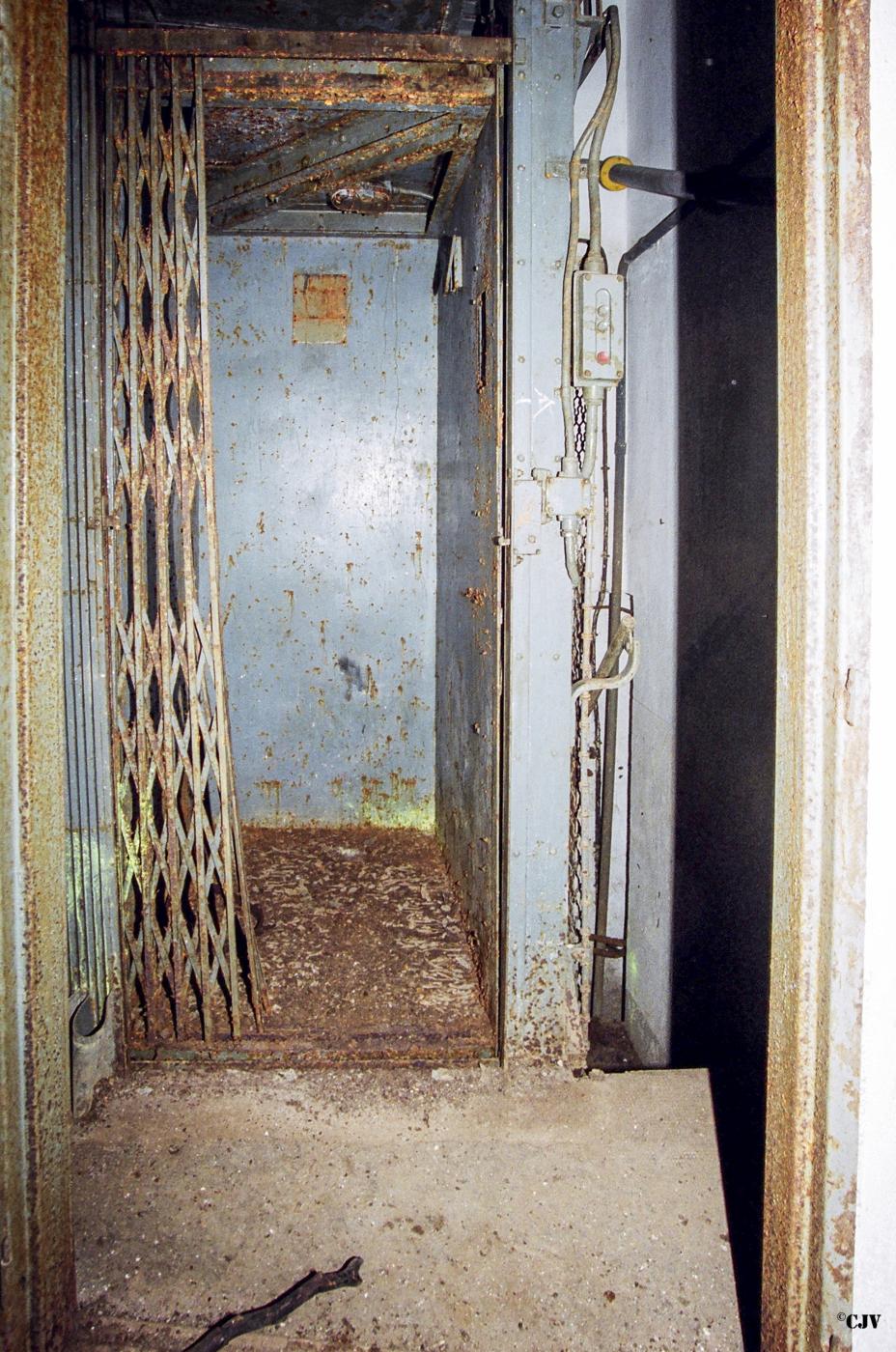Ligne Maginot - ANZELING - A25 - (Ouvrage d'artillerie) - Bloc 1
Monte-charge - Lia VERMEULEN