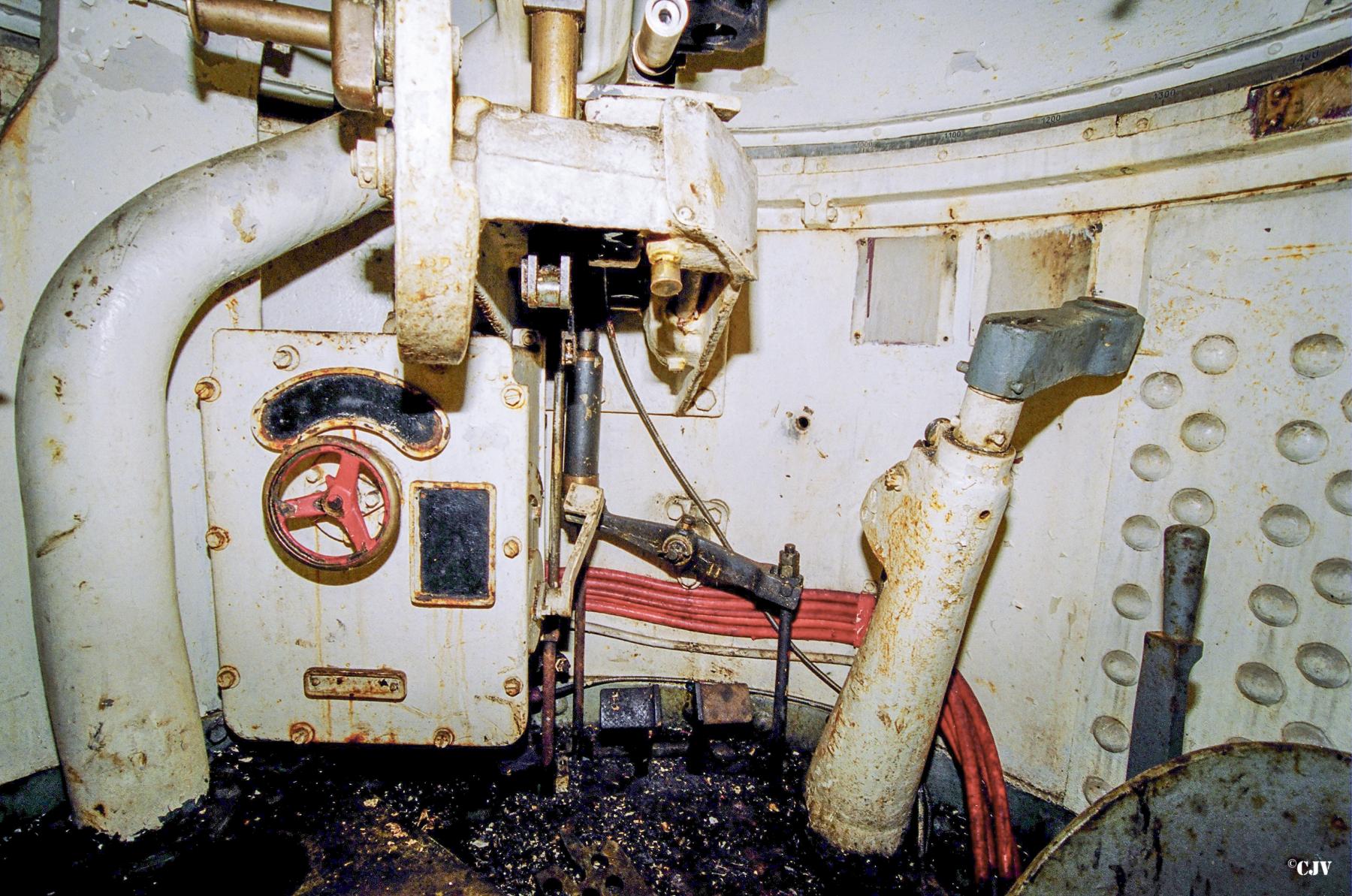 Ligne Maginot - ANZELING - A25 - (Ouvrage d'artillerie) - Bloc 2
La tourelle de mitrailleuses - Lia VERMEULEN