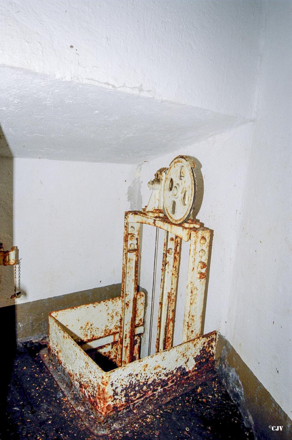 Ligne Maginot - ANZELING - A25 - (Ouvrage d'artillerie) - Bloc 2
Tourelle de mitrailleuses - Lia VERMEULEN