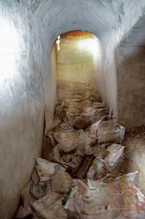 Ligne Maginot - PA DU CARREFOUR 252-1 - (Blockhaus pour arme infanterie) - Accès à la chambre de tir. 
L'escalier est entièrement rempli de prospectus. - D. Froehly