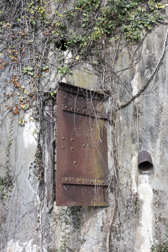 Ligne Maginot - CB120 - RISICKER - (Blockhaus pour canon) - Vue extérieure de l'entrée pour le personnel.
Noter la goulotte à grenades sur la droite de la porte. - Michel Teiten
