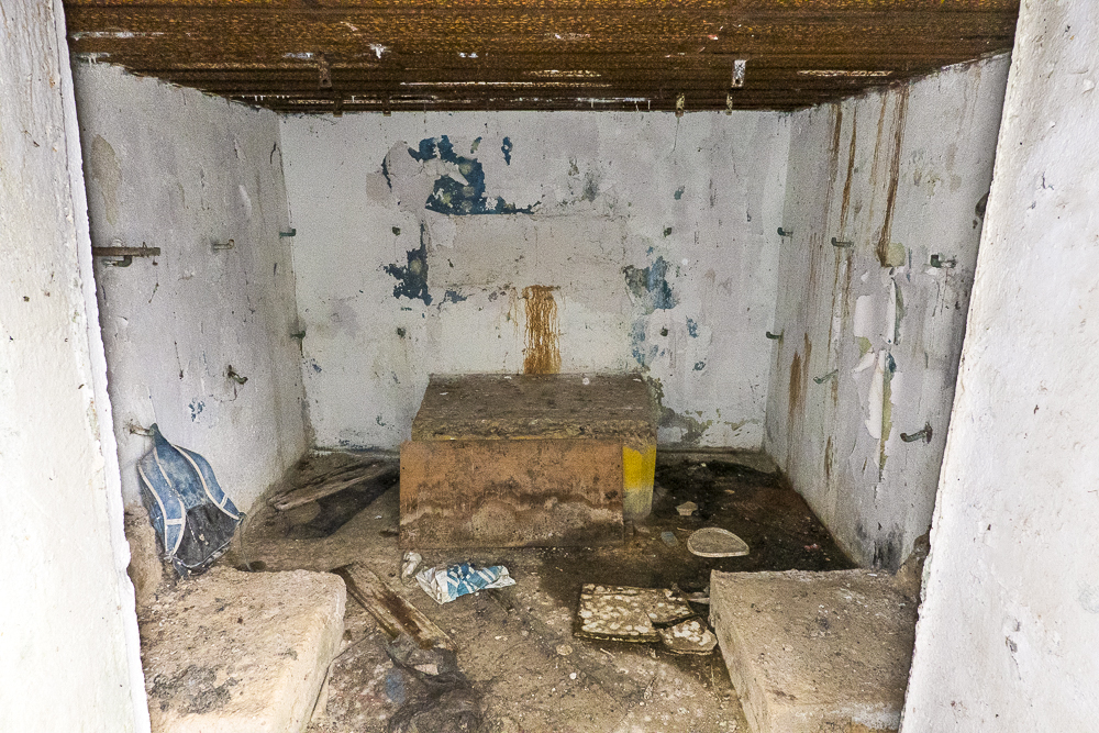Ligne Maginot - CB120 - RISICKER - (Blockhaus pour canon) - Intérieur du blockhaus. 
Noter le créneau muré. - Michel Teiten