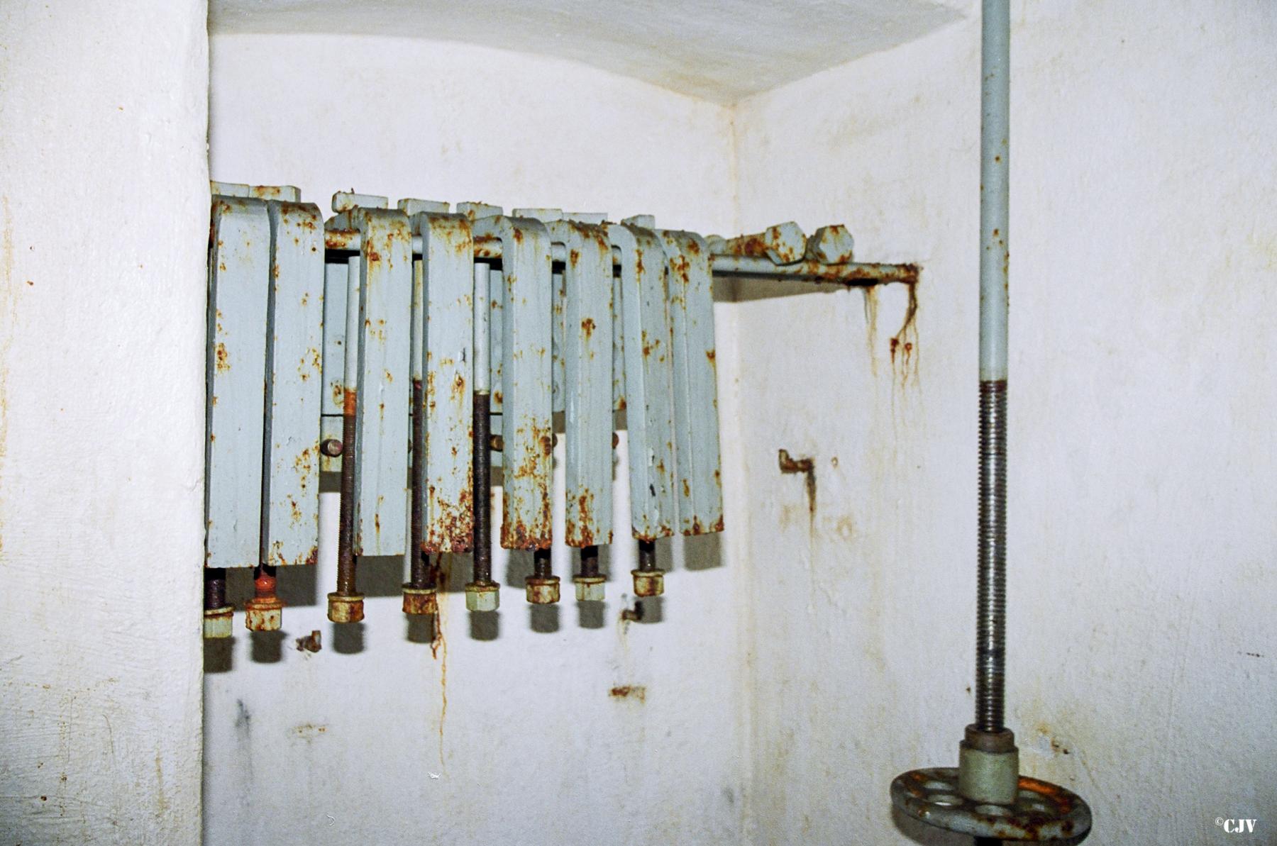 Ligne Maginot - ANZELING - A25 - (Ouvrage d'artillerie) - Bloc 3
Outils du balancier
 - Lia VERMEULEN