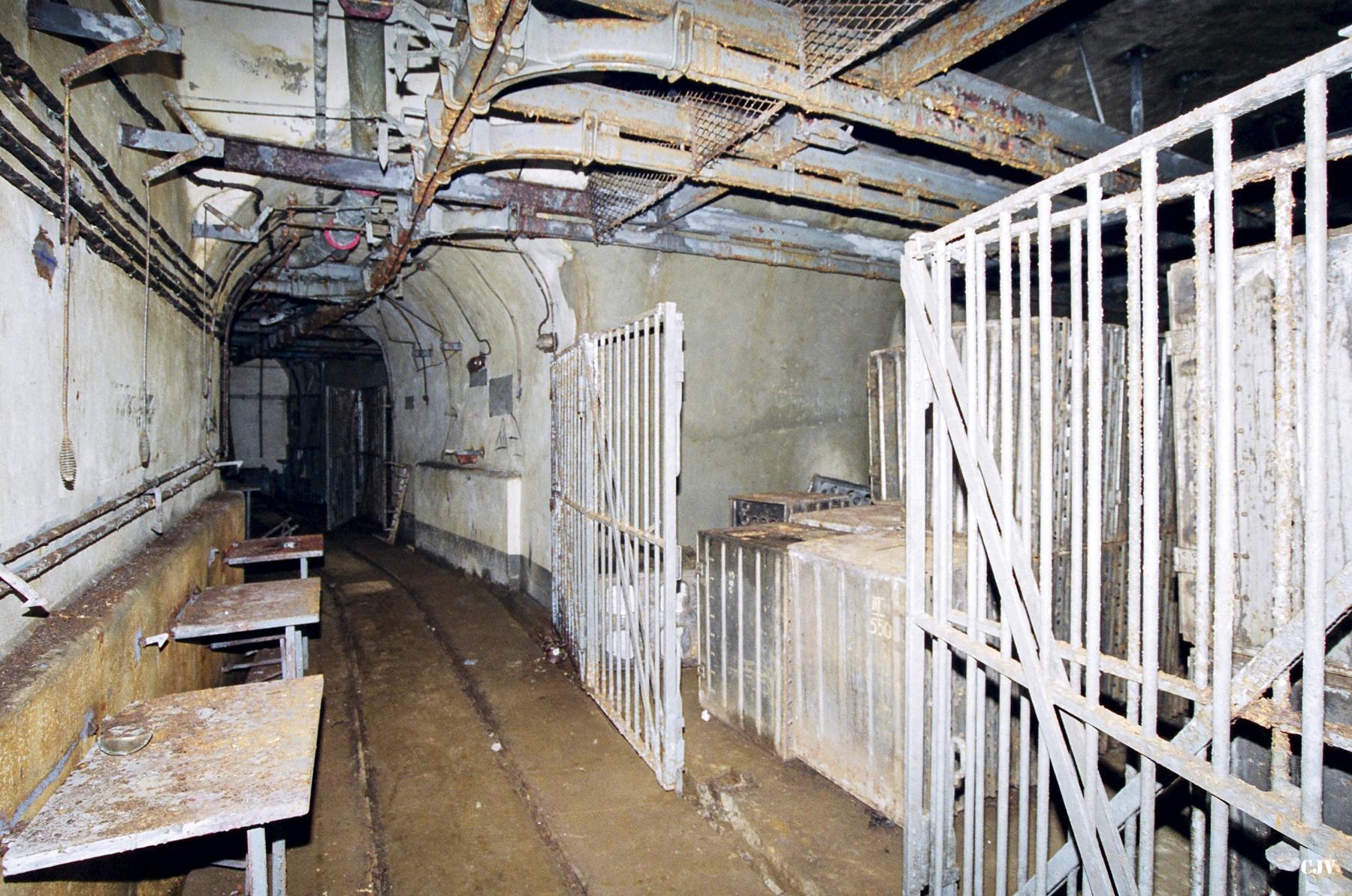 Ligne Maginot - ANZELING - A25 - (Ouvrage d'artillerie) - Bloc 4
Magasin M2 au pied du bloc - Lia VERMEULEN