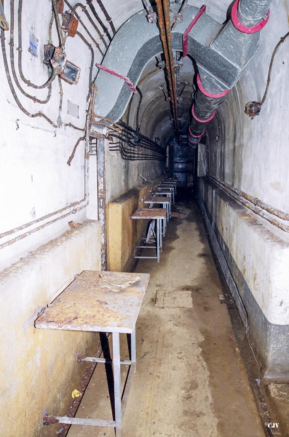 Ligne Maginot - ANZELING - A25 - (Ouvrage d'artillerie) - Bloc 4
Galerie avec des tables rabattables - Lia VERMEULEN