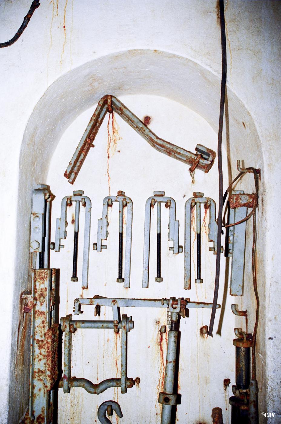 Ligne Maginot - ANZELING - A25 - (Ouvrage d'artillerie) - Bloc 4
Outils pour le balancier du contrepoids - Lia VERMEULEN