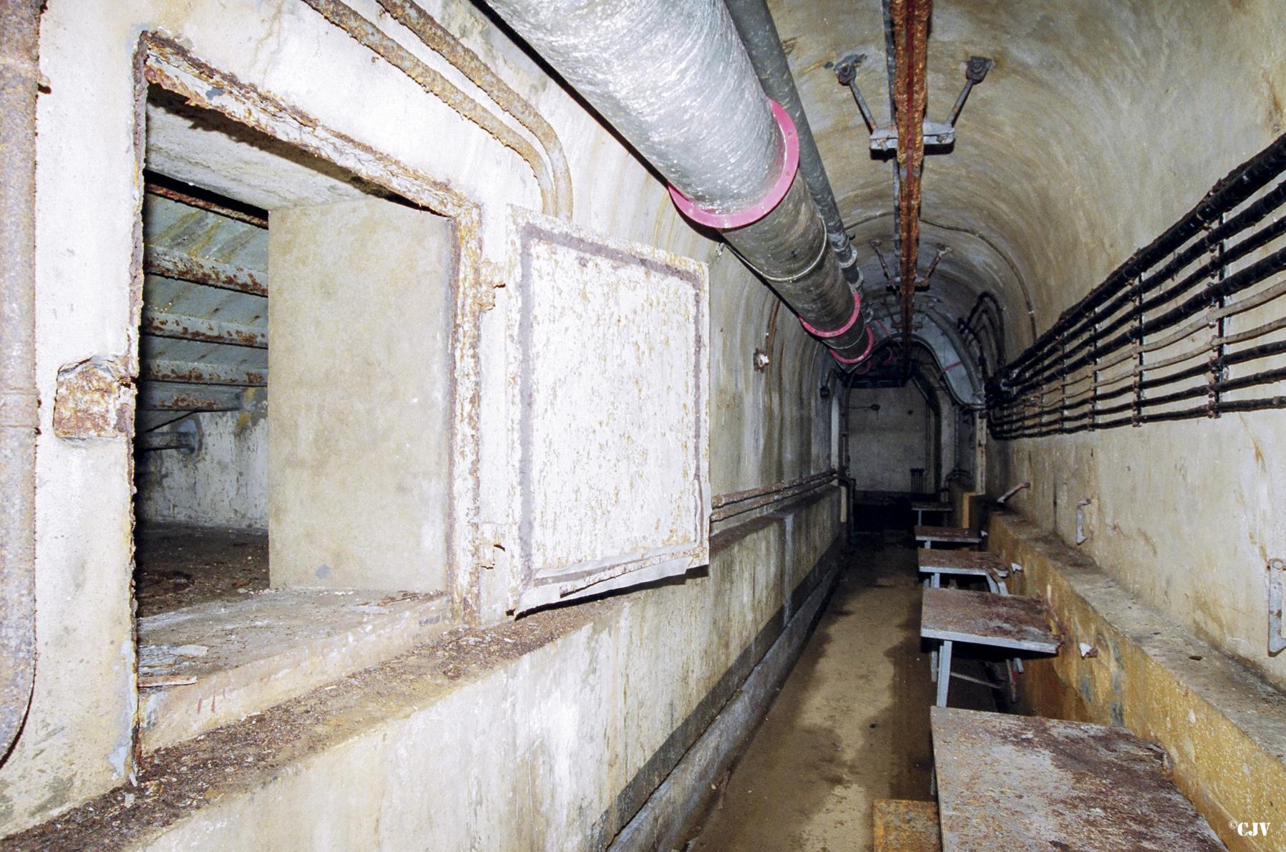 Ligne Maginot - ANZELING - A25 - (Ouvrage d'artillerie) - Bloc 4
Couloir en arrière du fosse à douilles - Lia VERMEULEN