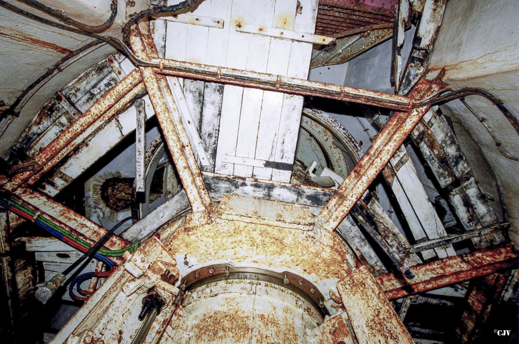 Ligne Maginot - ANZELING - A25 - (Ouvrage d'artillerie) - Bloc 4
Le plancher est pourri - Lia VERMEULEN