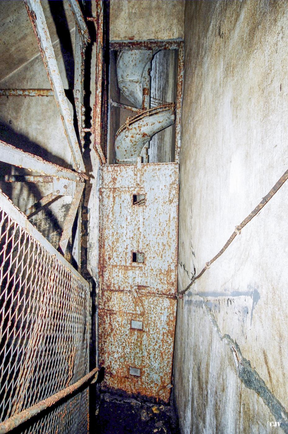 Ligne Maginot - ANZELING - A25 - (Ouvrage d'artillerie) - Bloc 4
Toboggan pour les douilles - Lia VERMEULEN