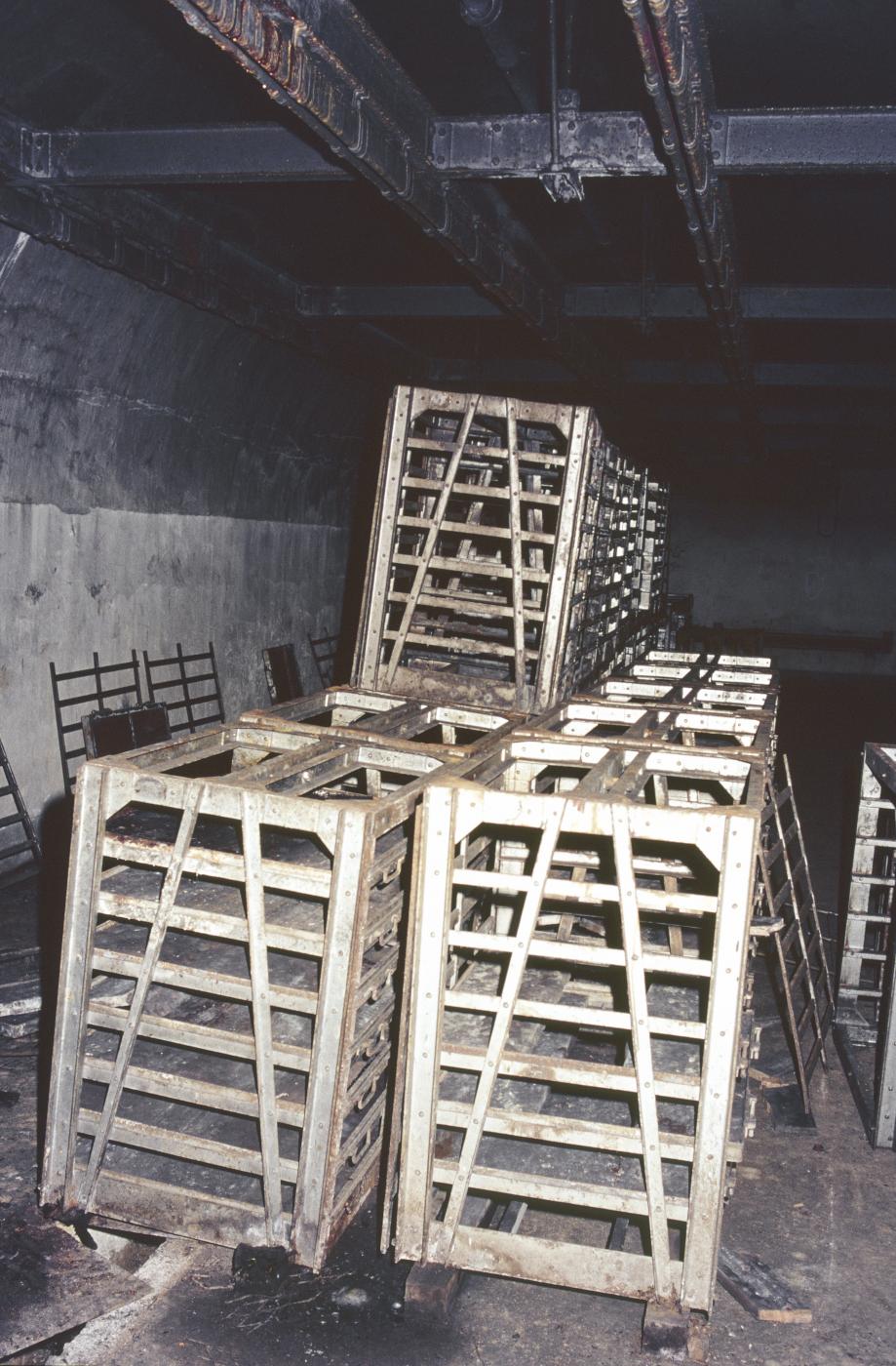 Ligne Maginot - ANZELING - A25 - (Ouvrage d'artillerie) - Bloc 5
Magasin M2 en bas du bloc
Caisses pour les munitions - MANSUY Michel