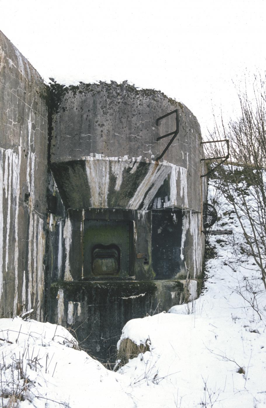 Ligne Maginot - ANZELING - A25 - (Ouvrage d'artillerie) - Bloc 5
Façade avec créneau pour lance-bombes 135mm - MANSUY Michel