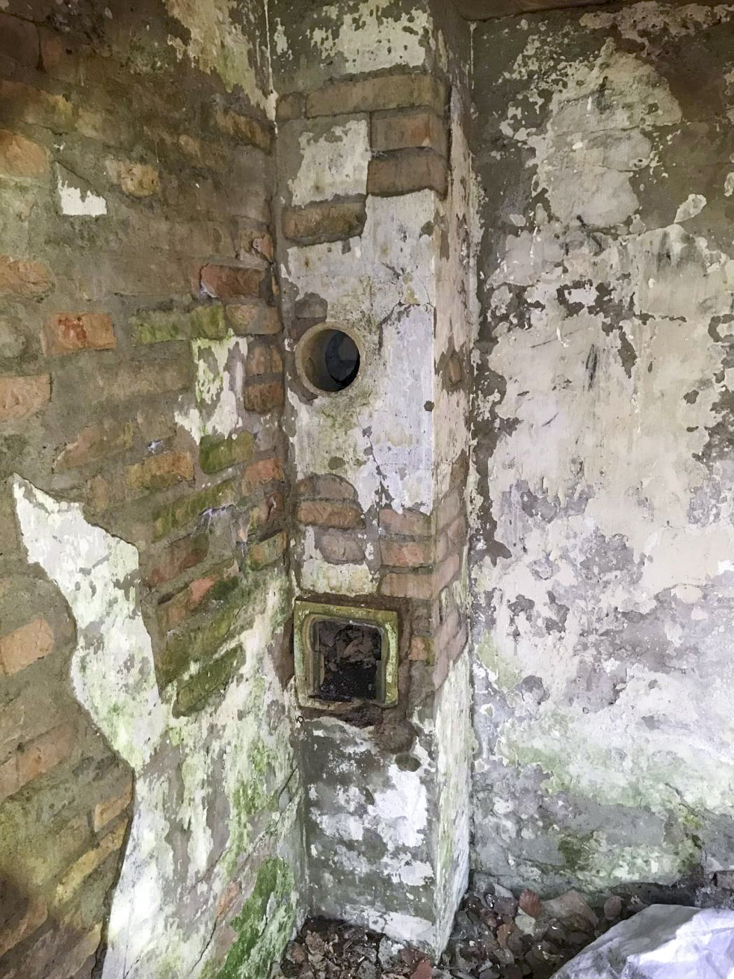 Ligne Maginot - WOERTHWALD (CR MITTELKOPF ) - (PC) - Le conduit de cheminée dans la première pièce - Arthur