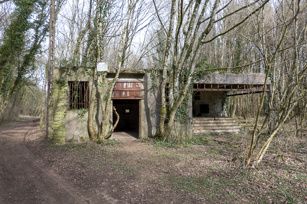 Ligne Maginot - ANGEVILLERS - (Stand de tir) - Stand de tir.
A gauche la casemate d'instruction. A droite les postes de tir pour fusil et FM. - Michel Teiten