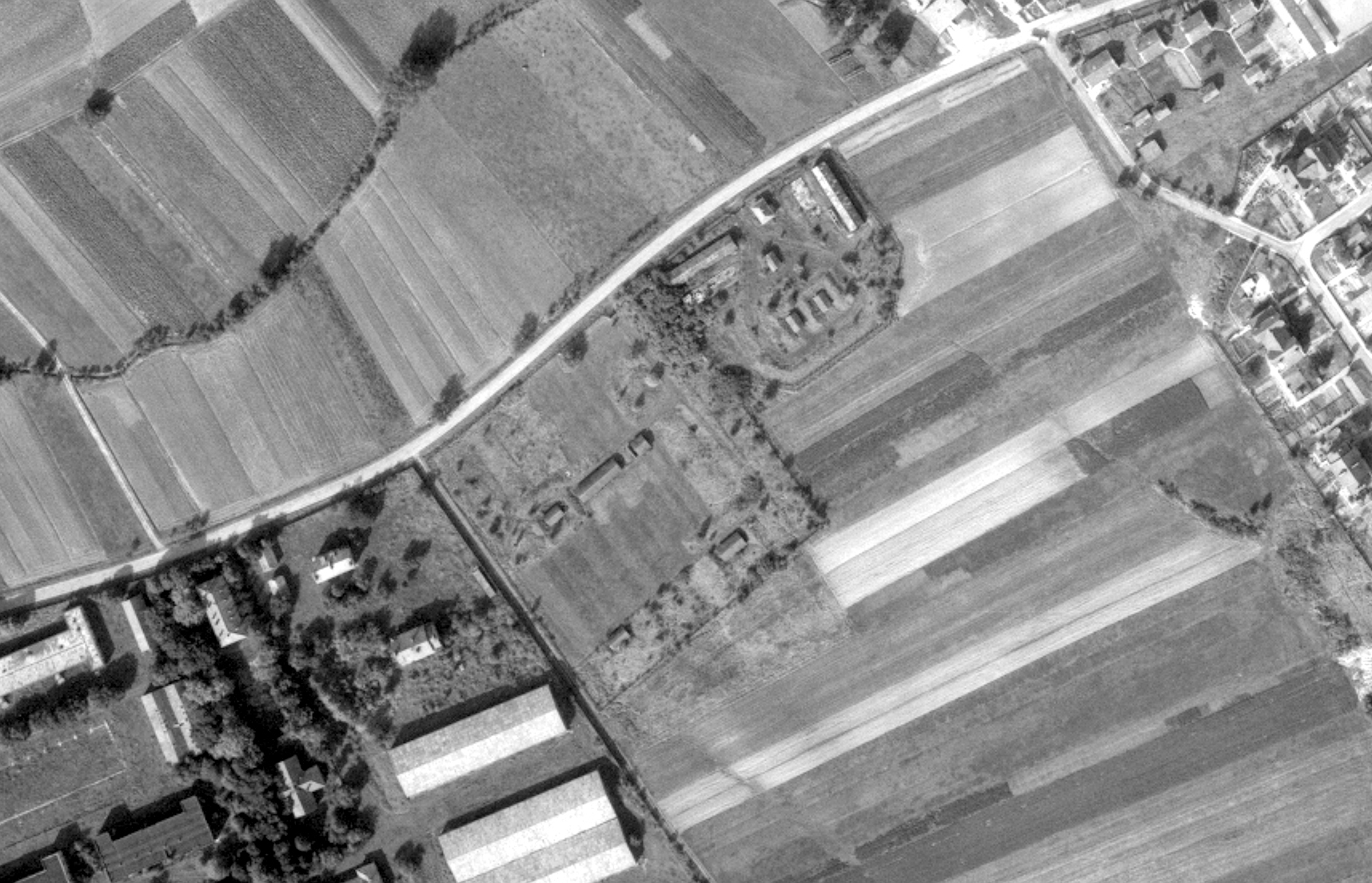 Ligne Maginot - VECKRING - (Dépôt de Munitions) - La poudrière est bien visible entre le casernement et la cité des cadres à droite - IGN