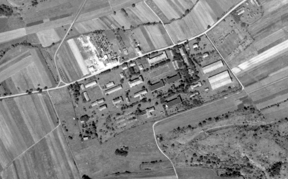 Ligne Maginot - VECKRING - (Camp de sureté) - Vue aérienne du camp
On distingue bien le camp suivi de la poudrière puis le dépôt d'explosifs. - IGN - Géoportail 1966