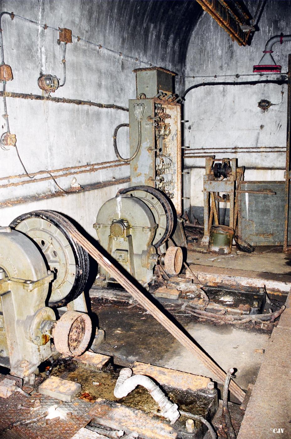 Ligne Maginot - ANZELING - A25 - (Ouvrage d'artillerie) - Bloc 5
Les moteurs des monte-charges - Lia VERMEULEN