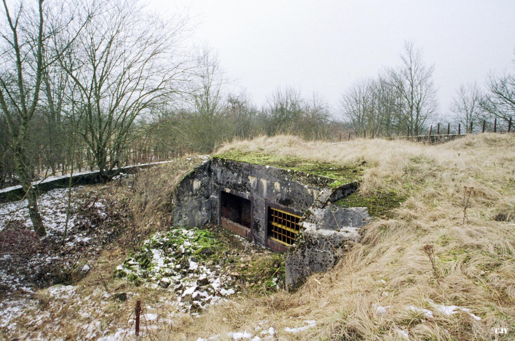 Ligne Maginot - ANZELING - A25 - (Ouvrage d'artillerie) - Le bloc cheminée à proximité du bloc 9 - Lia VERMEULEN