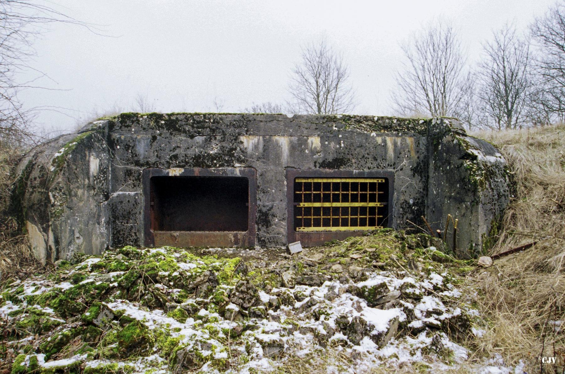 Ligne Maginot - ANZELING - A25 - (Ouvrage d'artillerie) - Le bloc cheminée à proximité du bloc 9 - Lia VERMEULEN