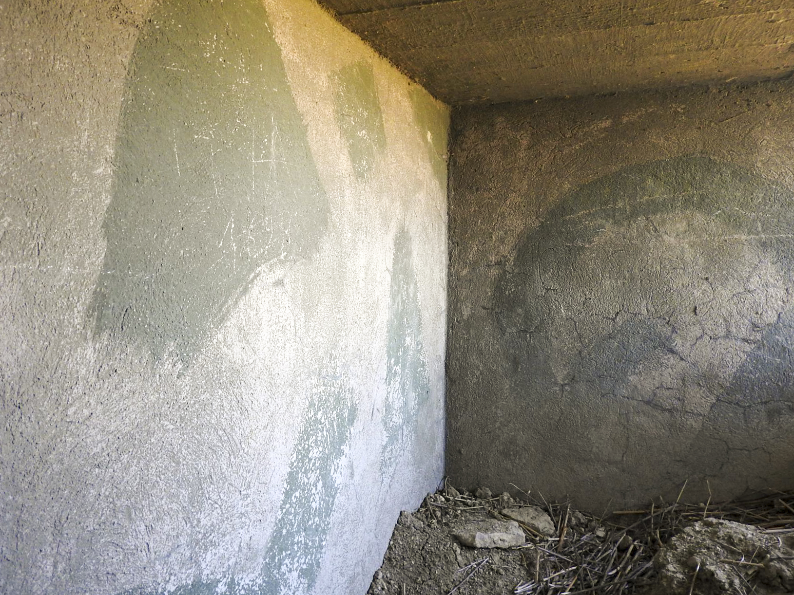 Ligne Maginot - BB23 - (Blockhaus pour canon) - Les restes de peinture de camouflage dans l'entrée. - STENGER Mathieu