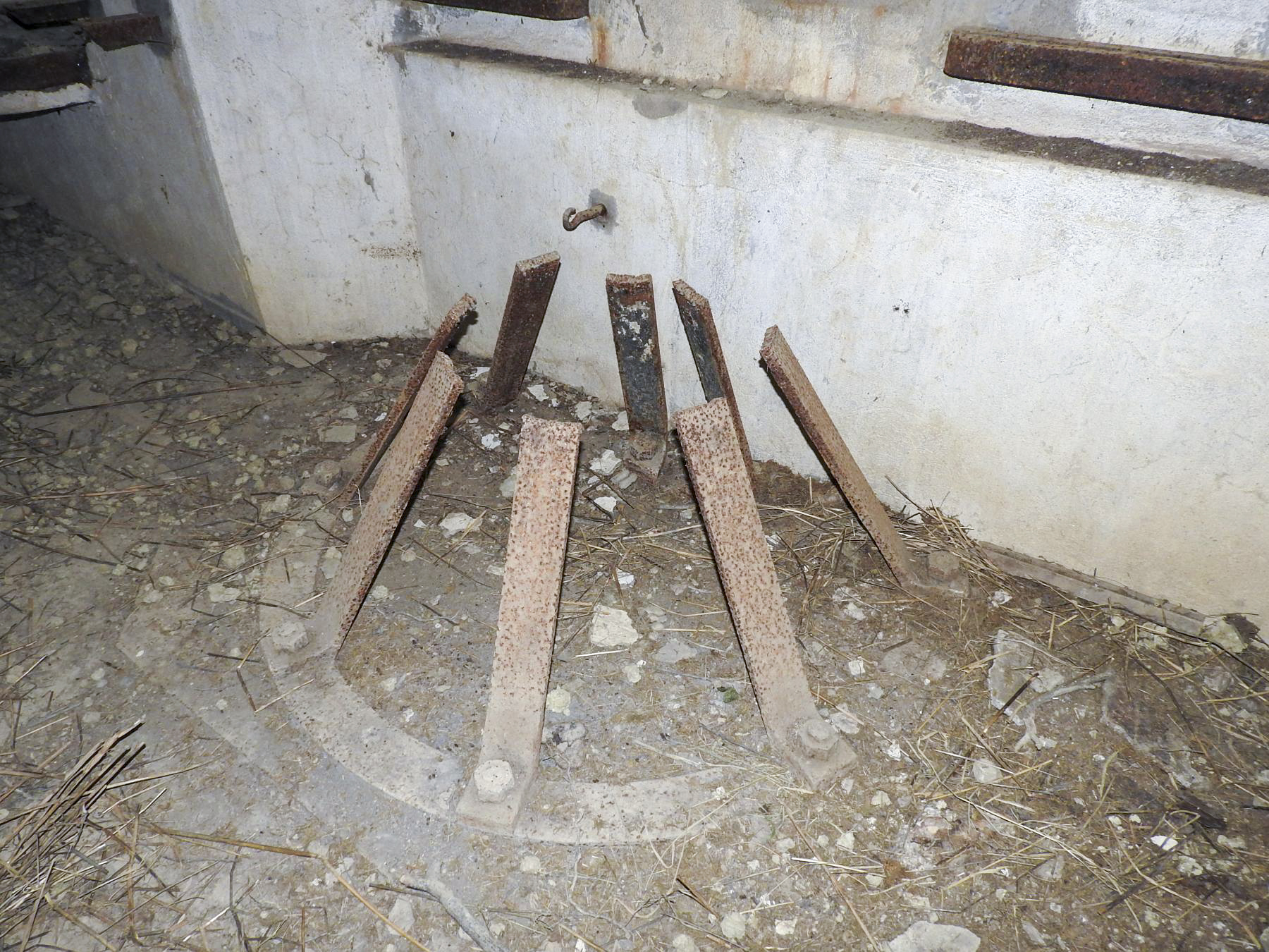 Ligne Maginot - BB23 - (Blockhaus pour canon) - Les restes de l'affût crinoline. - STENGER Mathieu