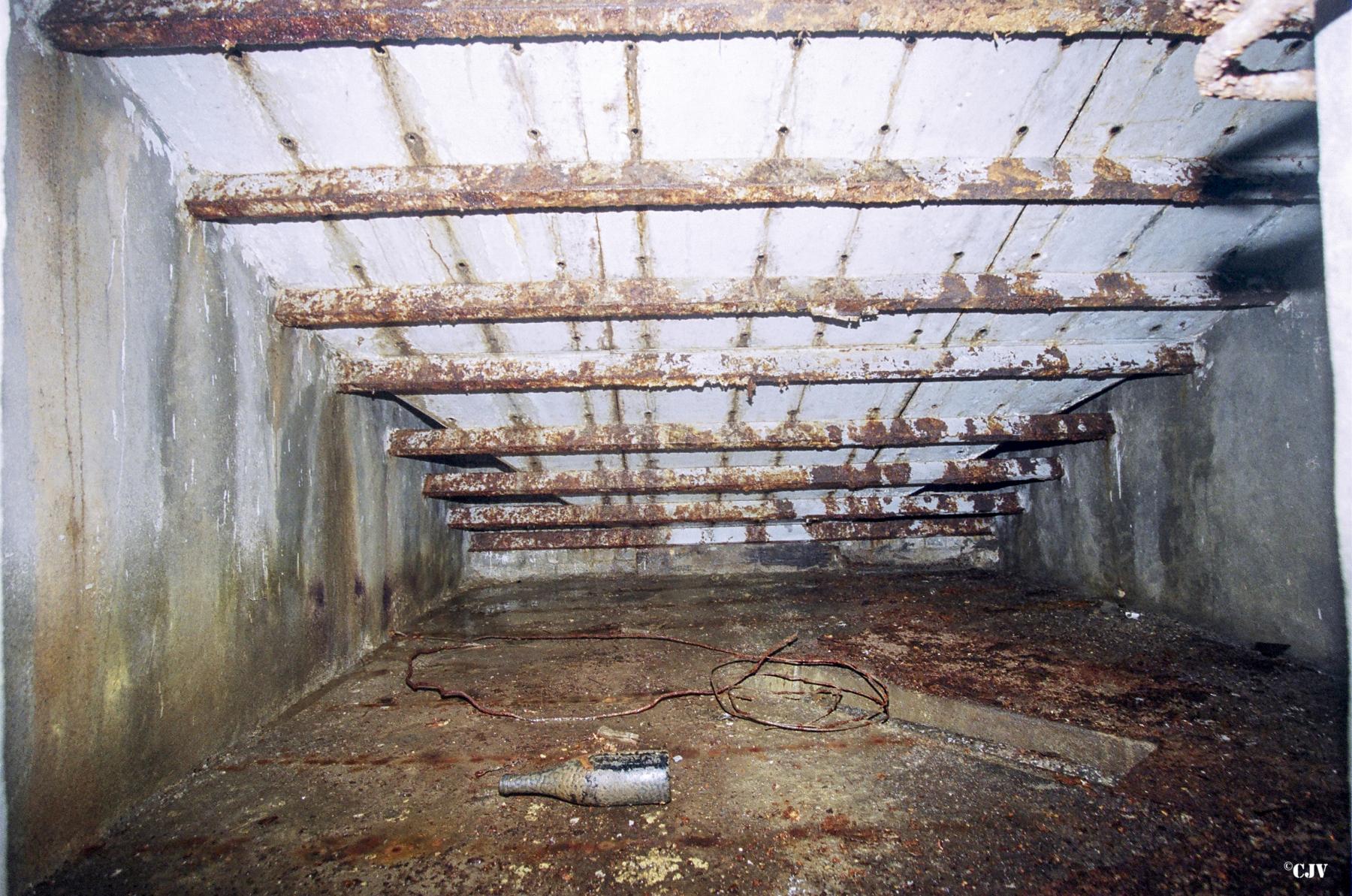 Ligne Maginot - ANZELING - A25 - (Ouvrage d'artillerie) - Bloc 7
Le plancher du réceptacle à douilles en bas du bloc - Lia VERMEULEN
