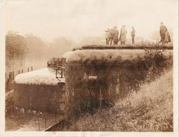 Ligne Maginot - MONT DES WELCHES - A21 - (Ouvrage d'artillerie) - Bloc 4
Un groupe de journalistes accompagnés par un militaire leur indiquant la direction de l'Allemagne. Photo prise le 19 octobre 1939
Second cliché