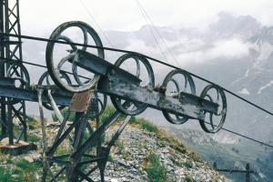 Ligne Maginot - TLFR PONT-NUAZ - PAS-DU-ROC - Le pylône n° 8,
Départ coté ouvrage du Pas du Roc
Au second plan l'alimentation électrique de l'ouvrage