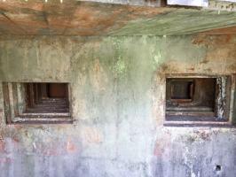 Ligne Maginot - MOTTENBERG SUD - C69 - (Casemate d'infanterie - double) - Les créneaux de la casemate.
Trémies blindées  type 2 à gauche (JM seul) et type 4 à droite (JM et 47 antichar)