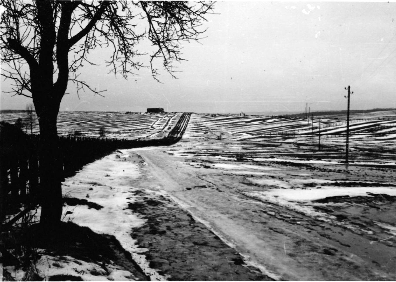 Ligne Maginot - MC35B - MC13 - (Casemate d'infanterie - double) - Vue de la casemate et du réseau de rails AC
La légende indique 'Casemate Fraysse' du nom de son commandant - Inconnu