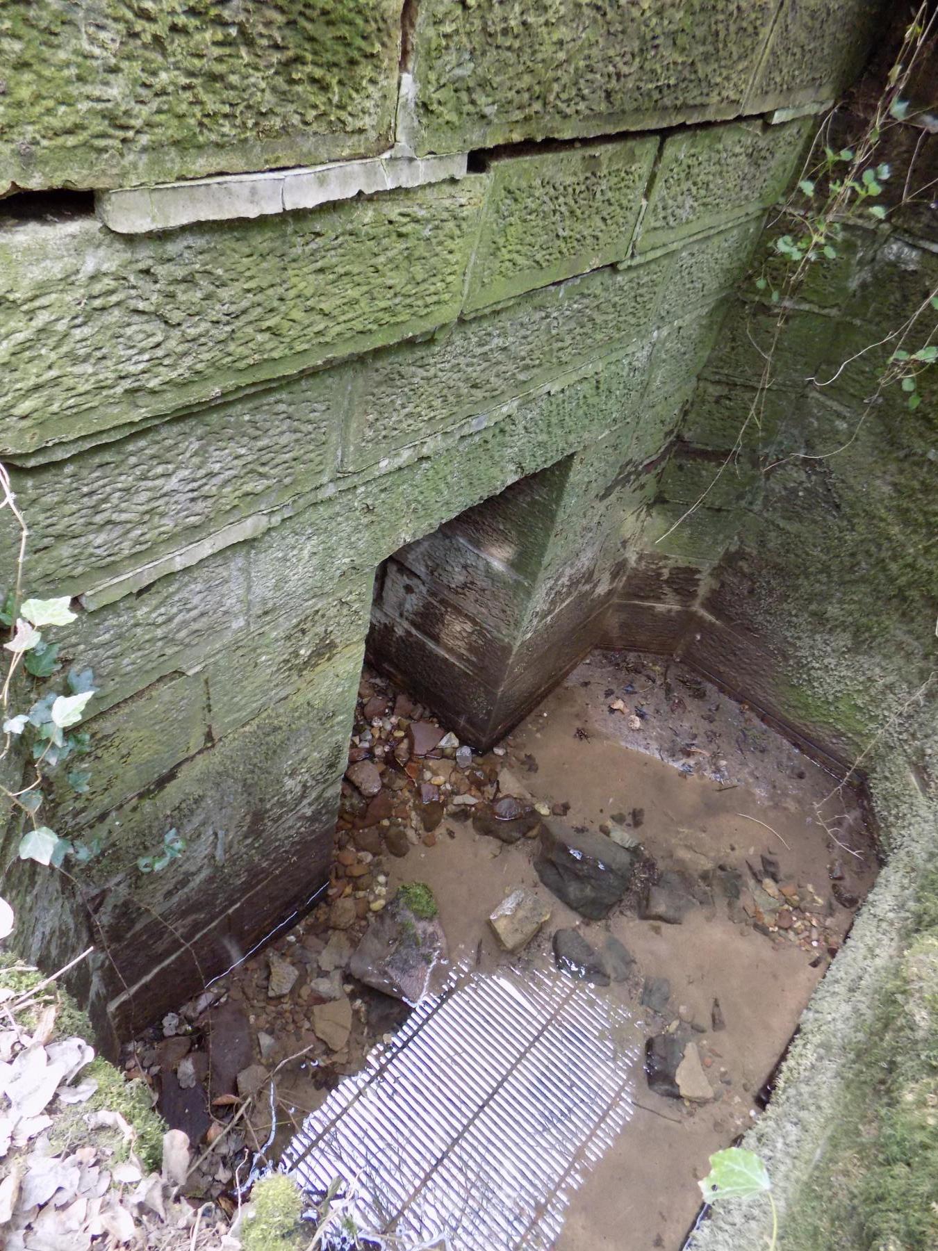 Ligne Maginot - VERLORENERBACH - (Blockhaus pour arme infanterie) - Sortie coté route sous la grille - Luc 