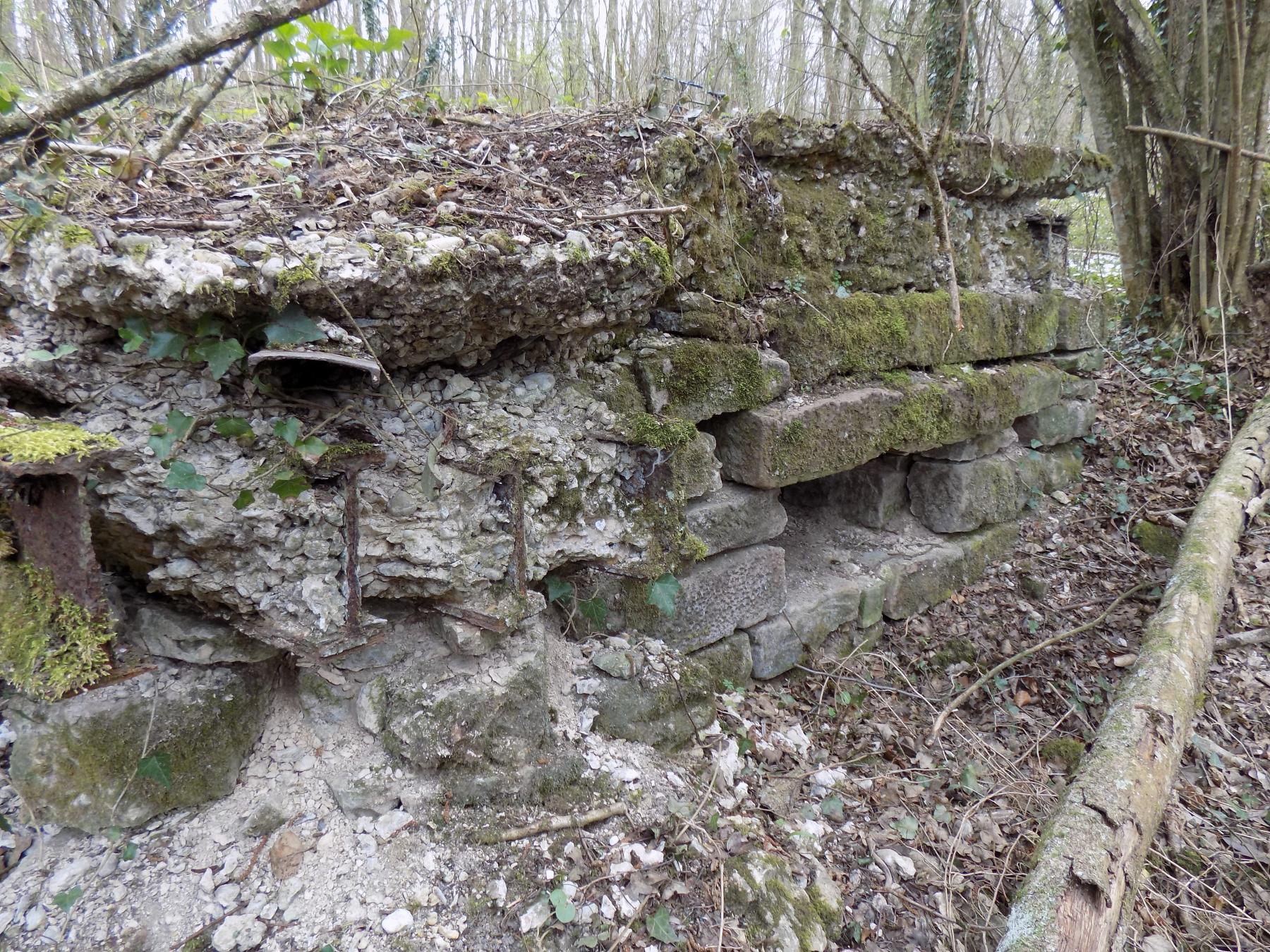 Ligne Maginot - VERLORENERBACH - (Blockhaus pour arme infanterie) - Détail renforcement du créneau principal par des IPN dans la dalle - Luc 