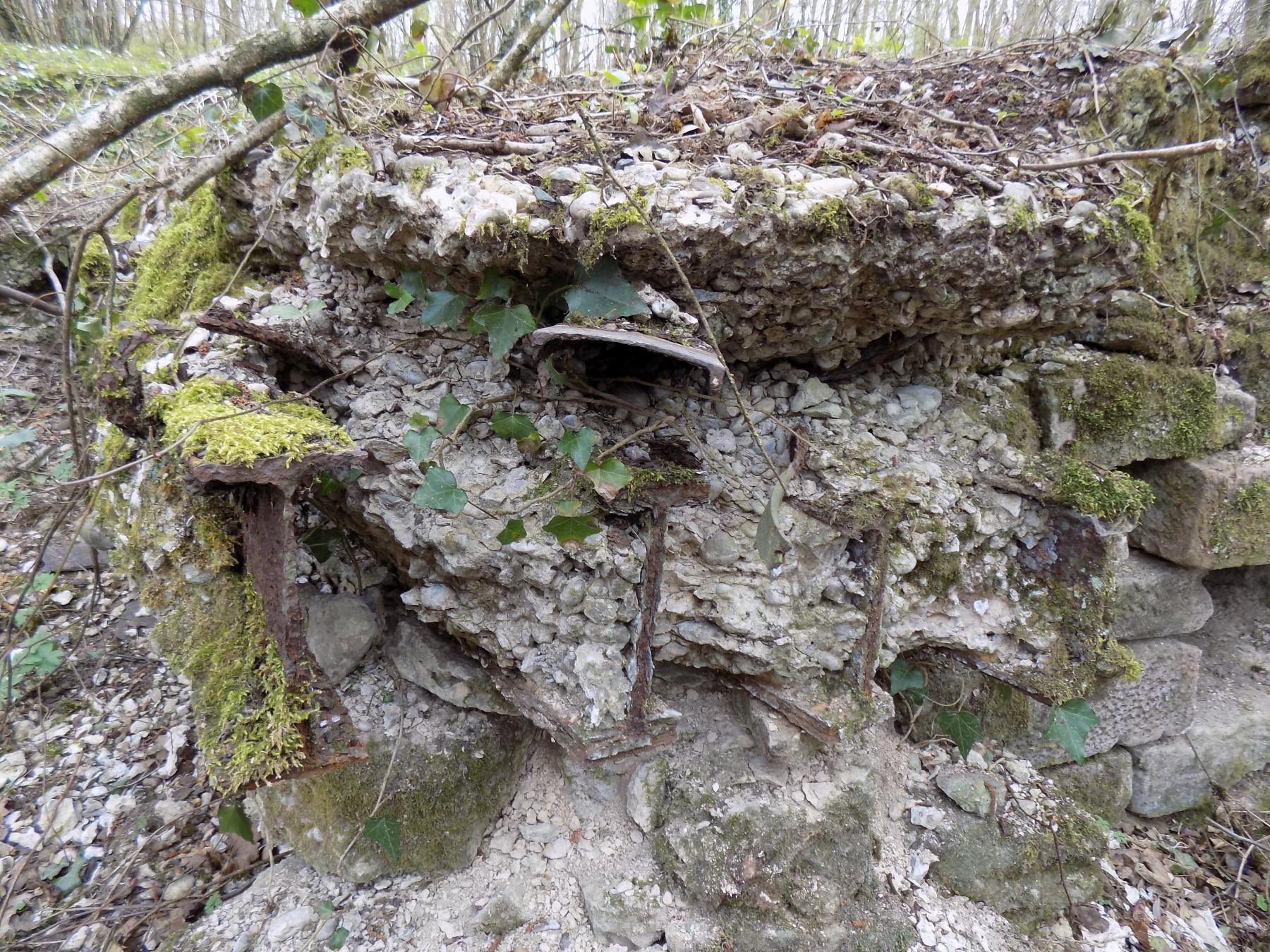 Ligne Maginot - VERLORENERBACH - (Blockhaus pour arme infanterie) - Détail renforcement du créneau principal par des IPN dans la dalle - Luc 