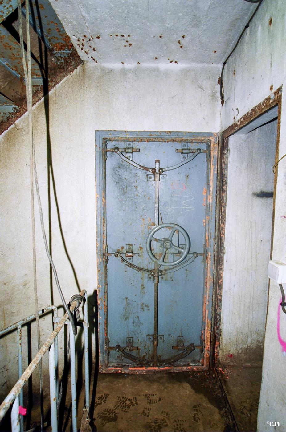 Ligne Maginot - ANZELING - A25 - (Ouvrage d'artillerie) - Bloc 9
La porte étanche du toilette - Lia VERMEULEN