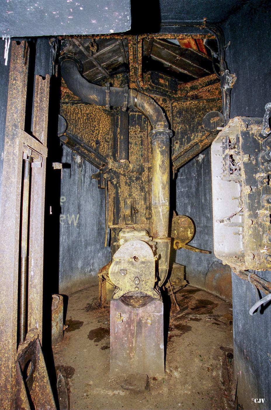 Ligne Maginot - Ouvrage d'artillerie d'ANZELING - Bloc 9
Tourelle pour arme mixte et mortier de 50
L'étage inférieur