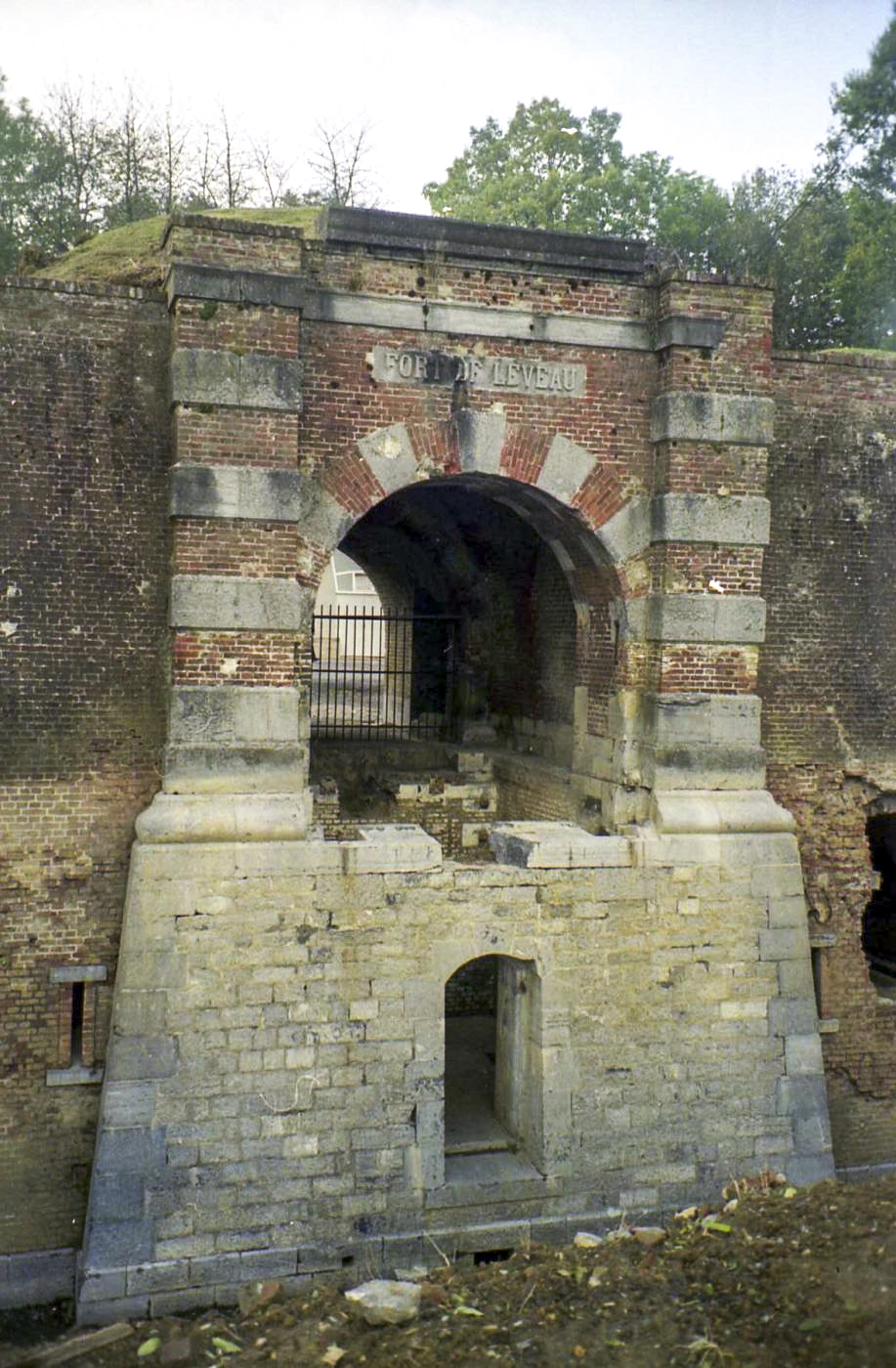 Ligne Maginot - FORT DE LEVEAU (I / 87°RIF - PC DE GUERRE) - (PC de Quartier) - Le fort au début de sa restauration - ELLENA Daniel - CUNY Philippe