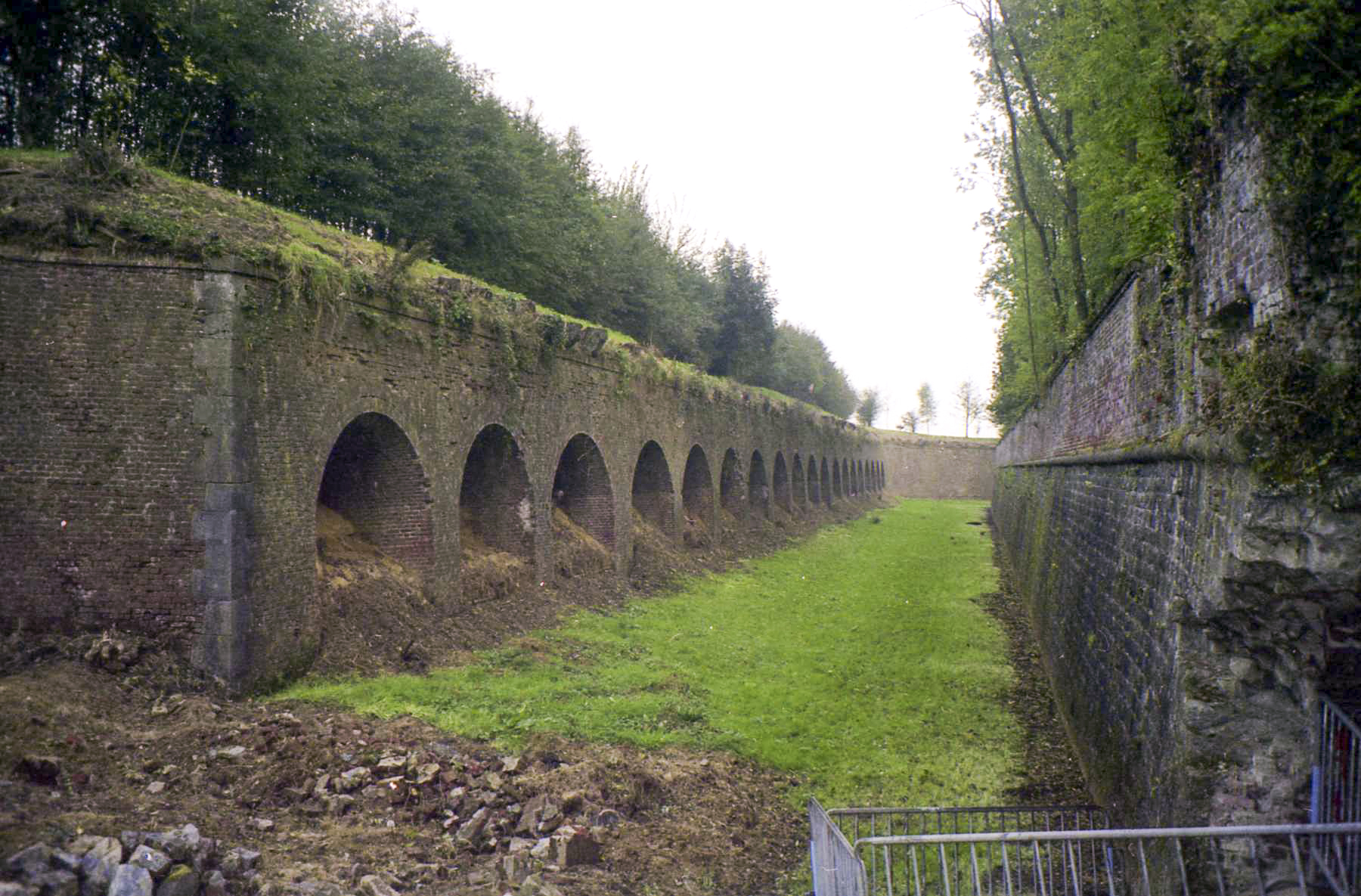 Ligne Maginot - FORT DE LEVEAU (I / 87°RIF - PC DE GUERRE) - (PC de Quartier) - Le fossé - ELLENA Daniel - CUNY Philippe
