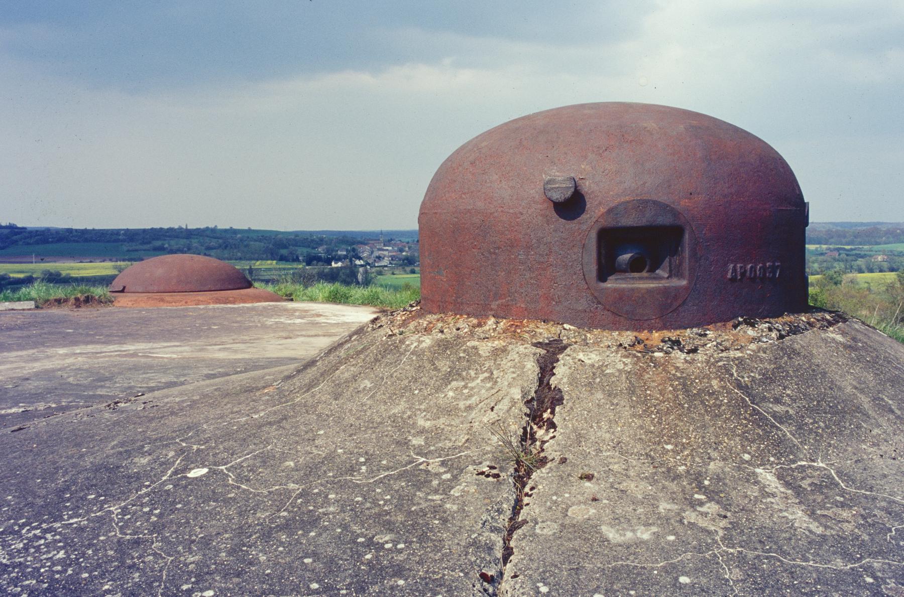 Ligne Maginot - ANZELING - A25 - (Ouvrage d'artillerie) - Bloc 9
La cloche GFM type B et la tourelle - MANSUY Michel