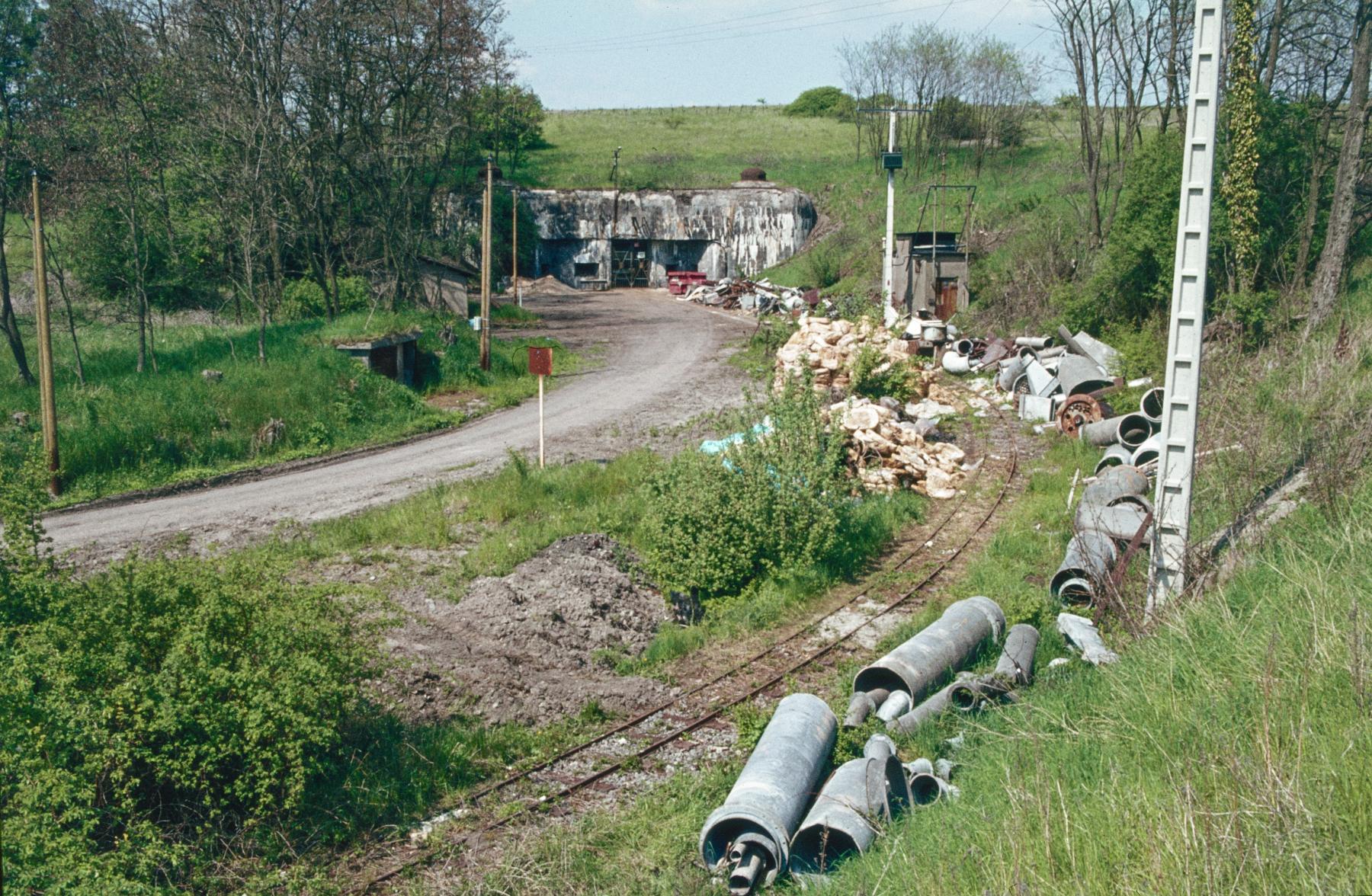 Ligne Maginot - ANZELING - A25 - (Ouvrage d'artillerie) - Entrée munitions
Le terrain devant l'entrée - MANSUY Michel