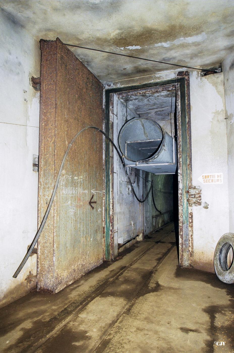 Ligne Maginot - ANZELING - A25 - (Ouvrage d'artillerie) - Galerie principale
La porte-pare souffle protégeant l'ouvrage en cas d'explosion dans le magasin M1 situé prés des entrées - Lia VERMEULEN