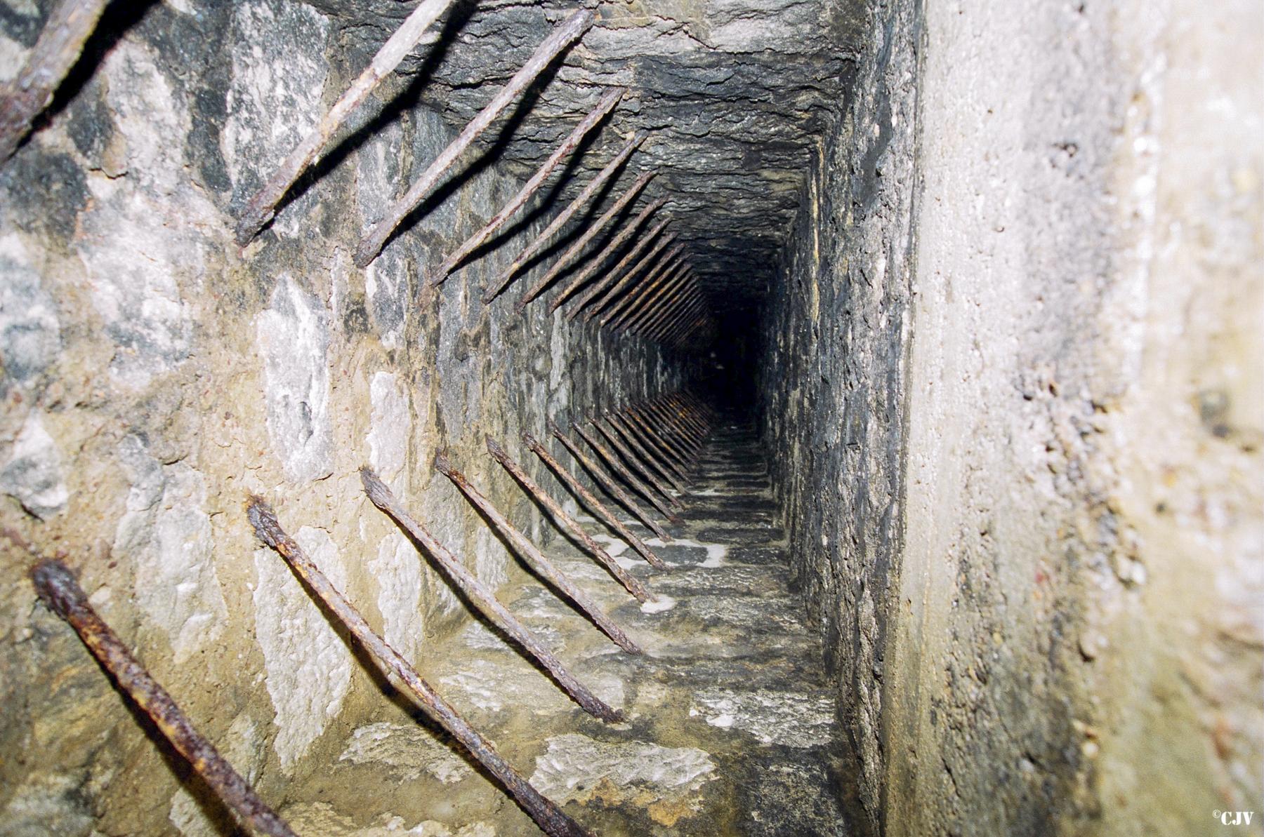 Ligne Maginot - ANZELING - A25 - (Ouvrage d'artillerie) - L'issue de secours de l'ouvrage dans la galerie d'entrée des câbles - Lia VERMEULEN
