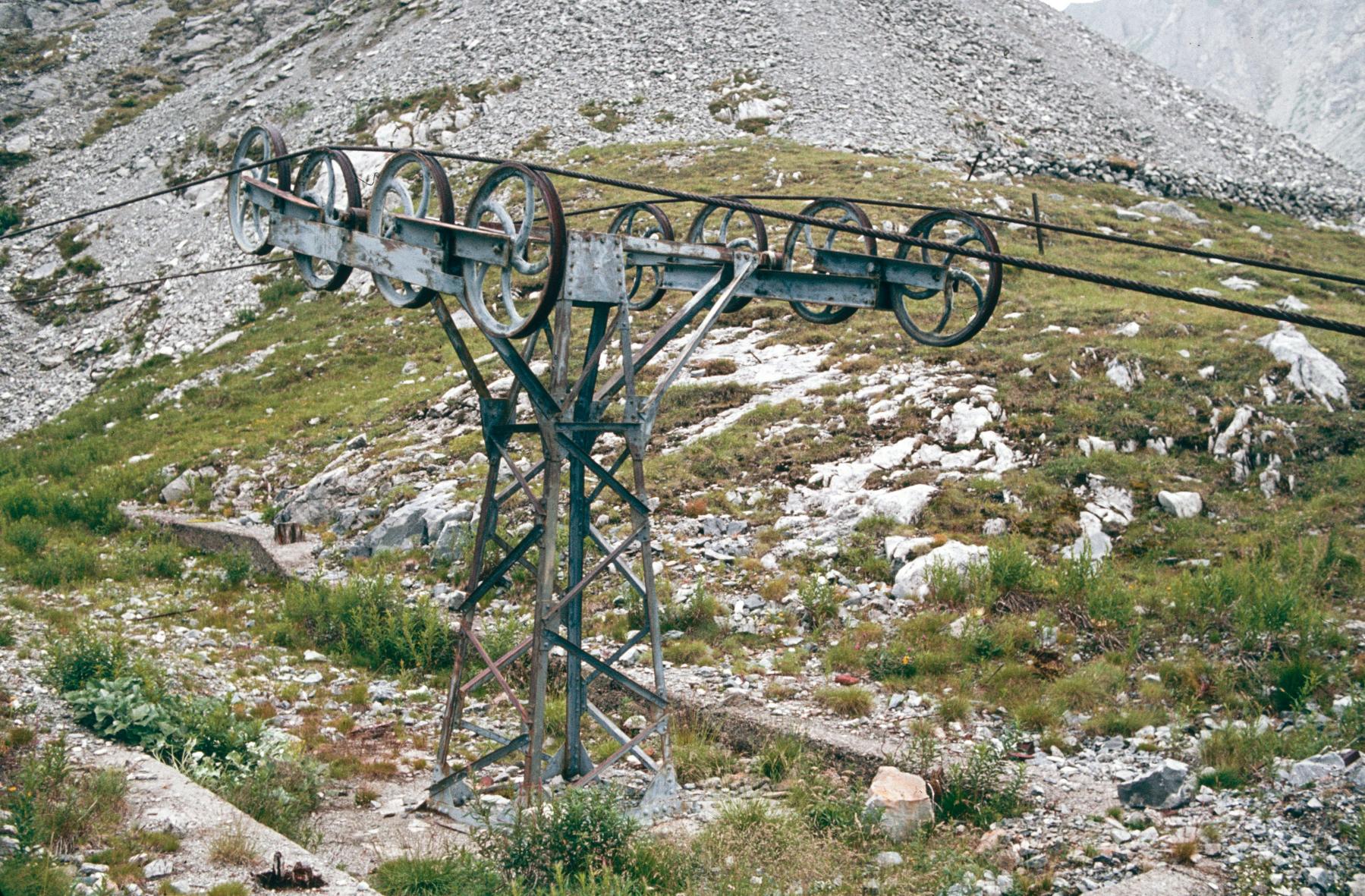 Ligne Maginot - TLFR - PONT-NUAZ - PAS-DU-ROC - Le pylône n°8, 
Départ coté ouvrage du Pas du Roc - Michel MANSUY