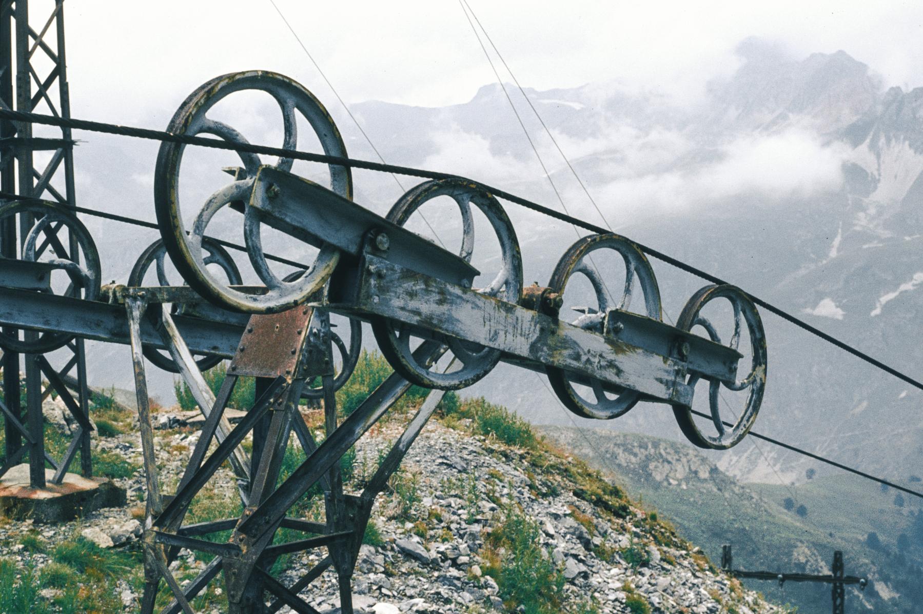Ligne Maginot - TLFR PONT-NUAZ - PAS-DU-ROC - Le pylône n° 8,
Départ coté ouvrage du Pas du Roc
Au second plan l'alimentation électrique de l'ouvrage - Michel MANSUY