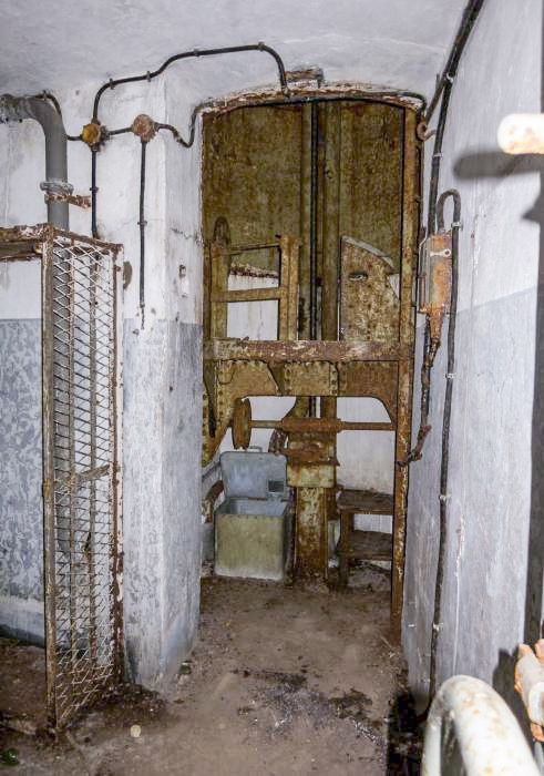 Ligne Maginot - DENTING - A28 - (Ouvrage d'infanterie) - Bloc 1
Le bas de la cloche pour jumelage de mitrailleuse - DAHN Anja